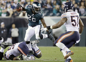 Philadelphia Eagles' LeSean McCoy, center, rushes during the second half of an NFL football game against the Chicago Bears, Sunday, Dec. 22, 2013, in Philadelphia. (AP Photo/Matt Rourke)